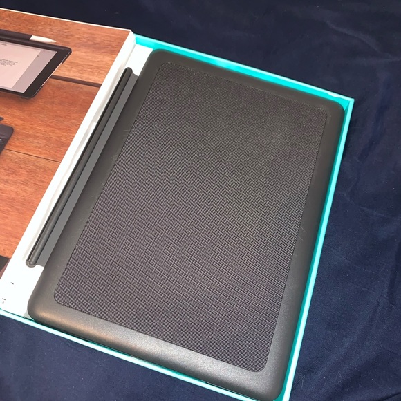 Slim Combo Logitech IPad Case - Picture 3 of 3